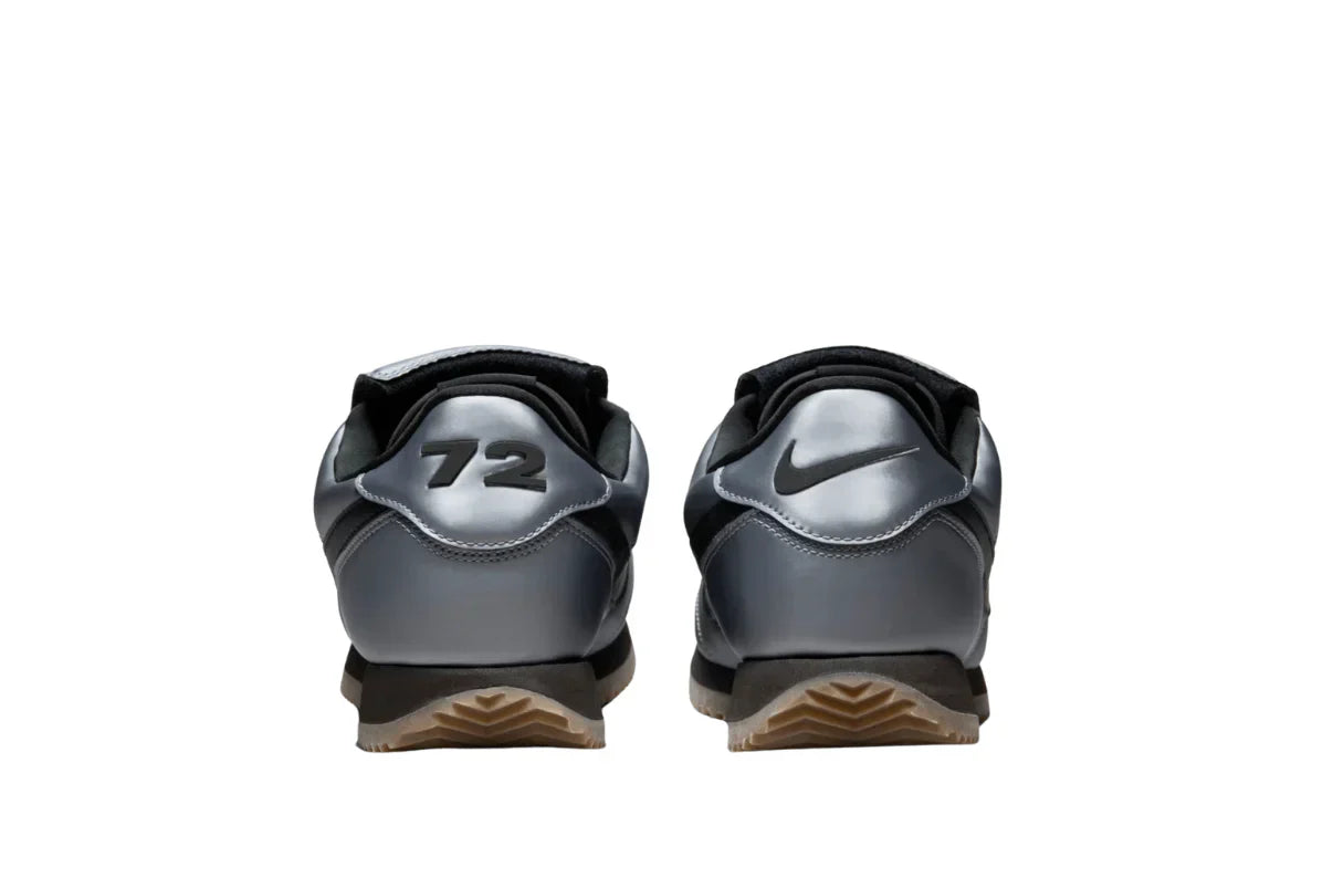 Tênis Nike Cortez SE Tiempo Pack Metallic Cool Grey Cinza vista traseira