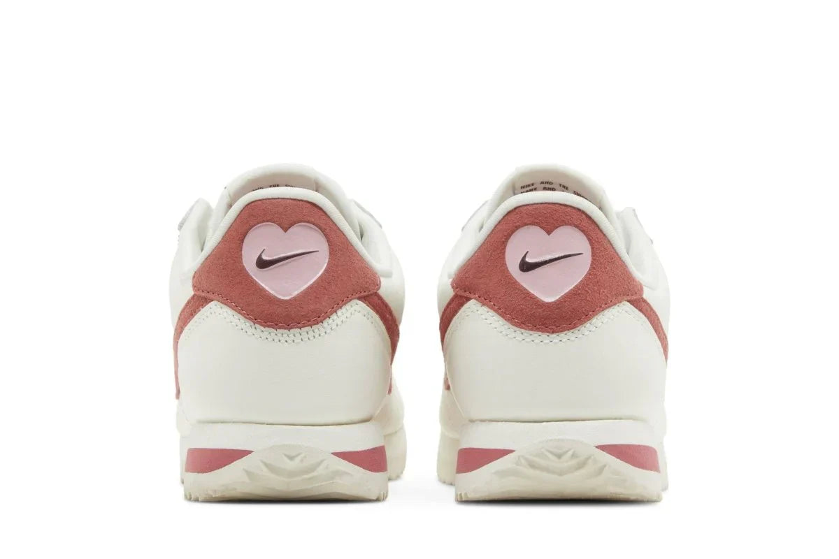 Tênis Nike Cortez Valentines Day Branco vista traseira