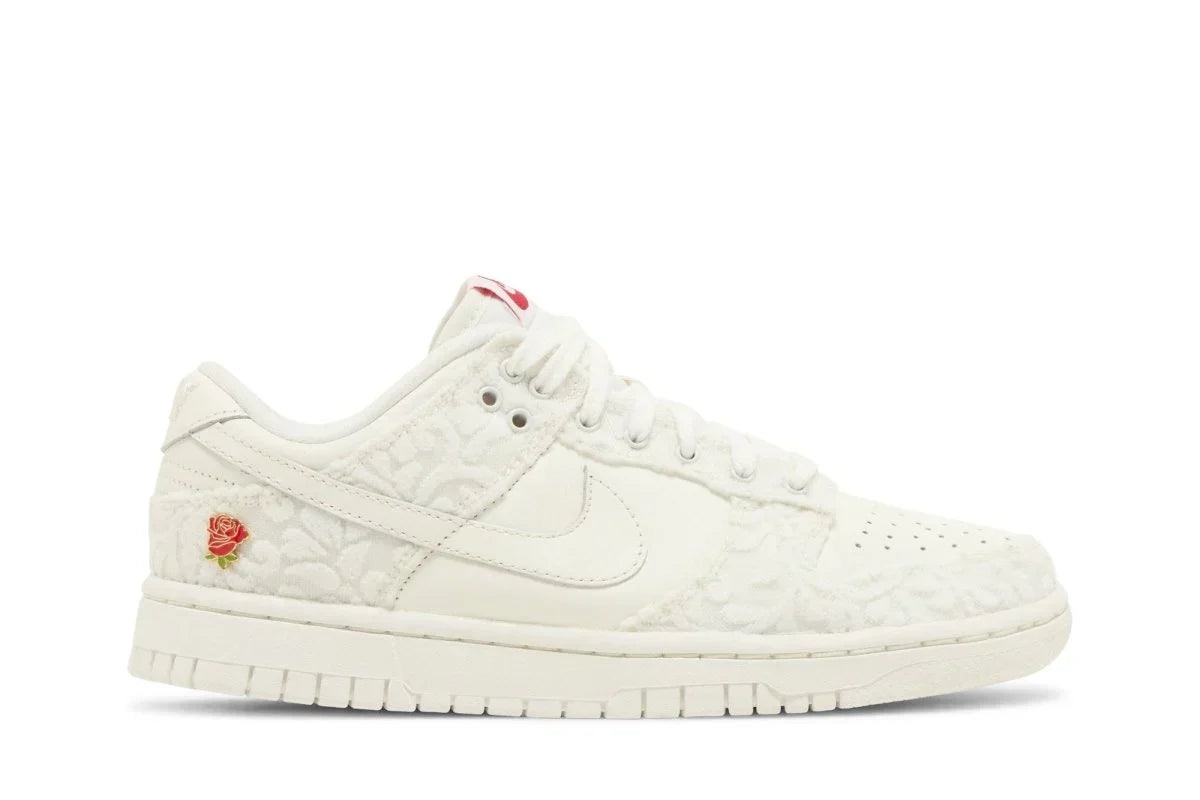 Tênis Nike Dunk Low Give Her Flowers Branco vista superior