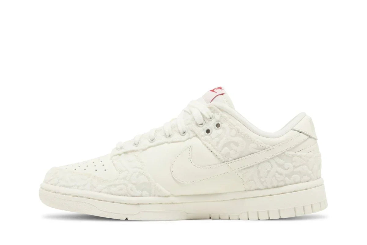 Tênis Nike Dunk Low Give Her Flowers Branco detalhe do material