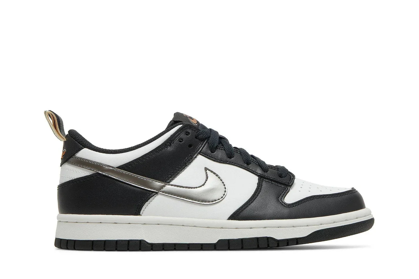 Tênis Nike Dunk Low GS Black/White Metallic Preto vista lateral