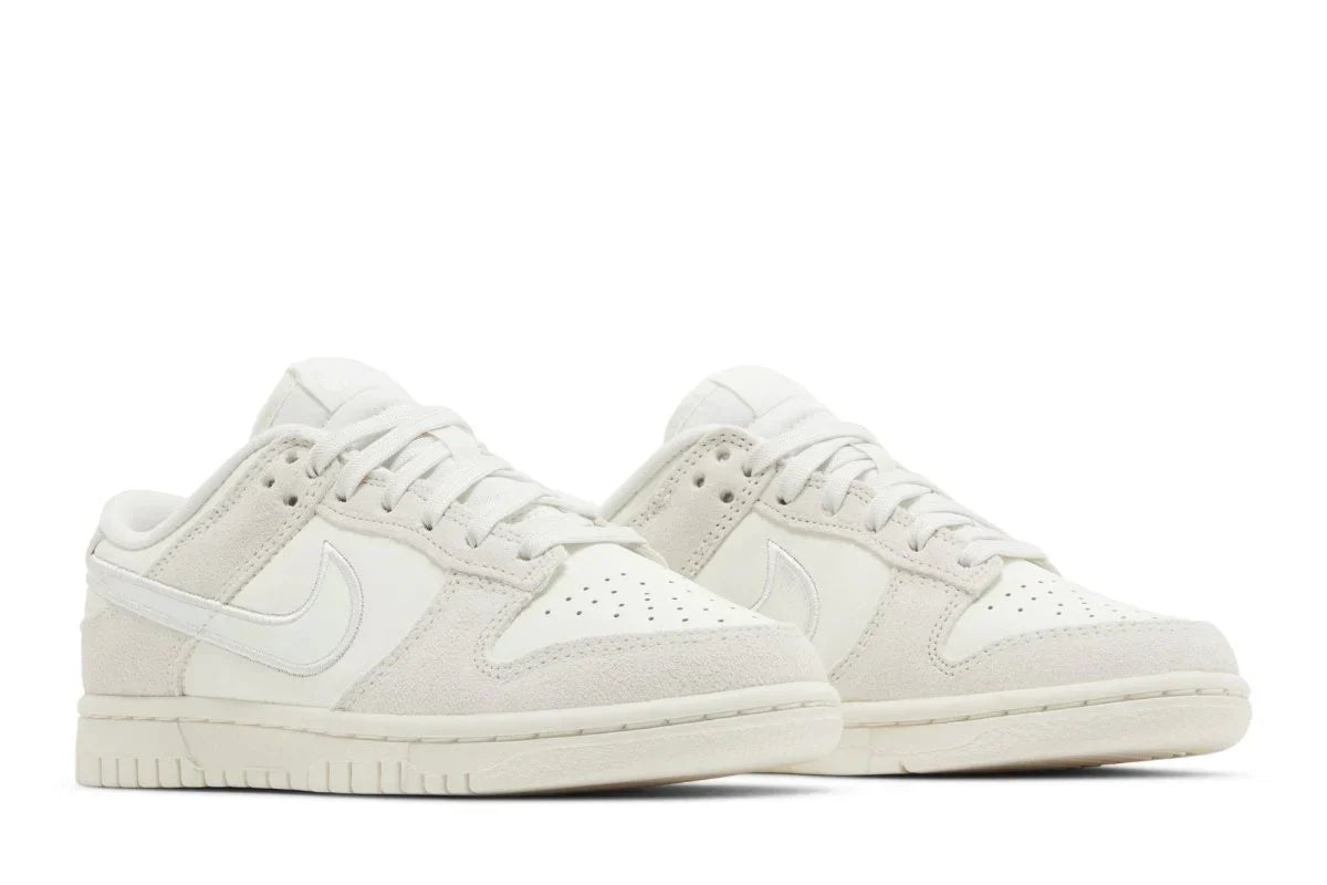 Tênis Nike Dunk Low Iridescent Swoosh Bege detalhe do solado