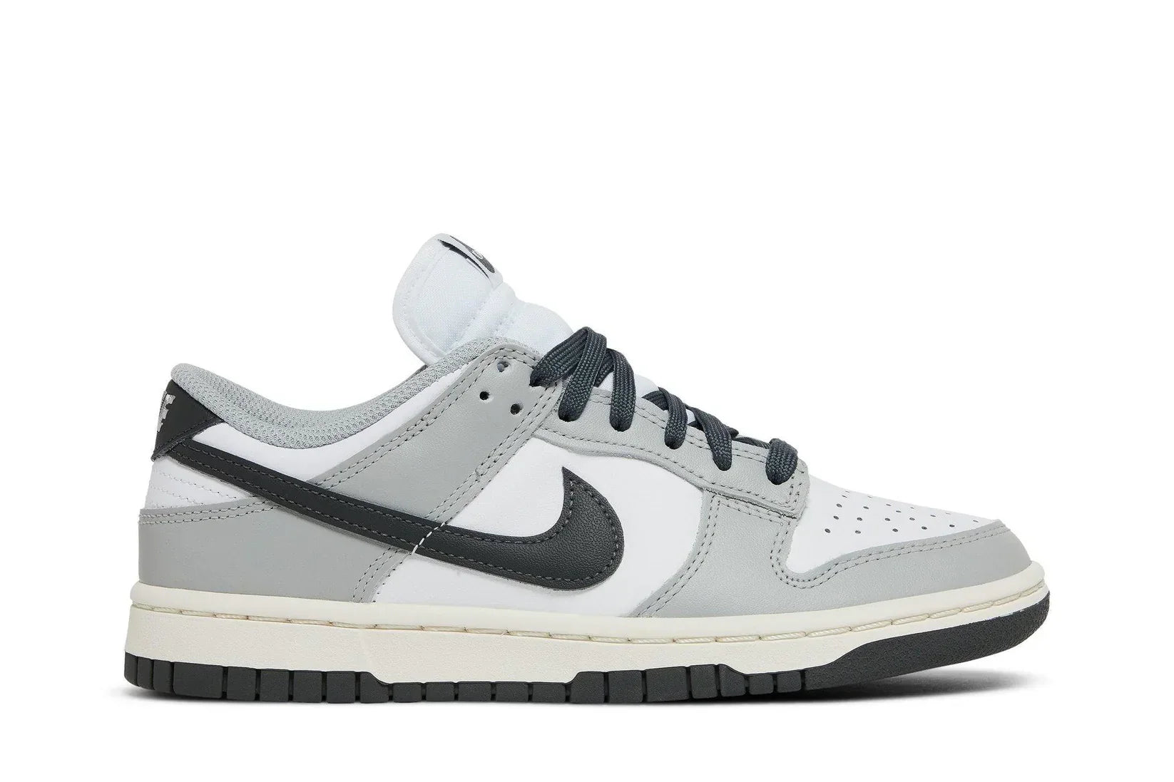 Tênis Nike Dunk Low Light Smoke Grey Cinza vista lateral