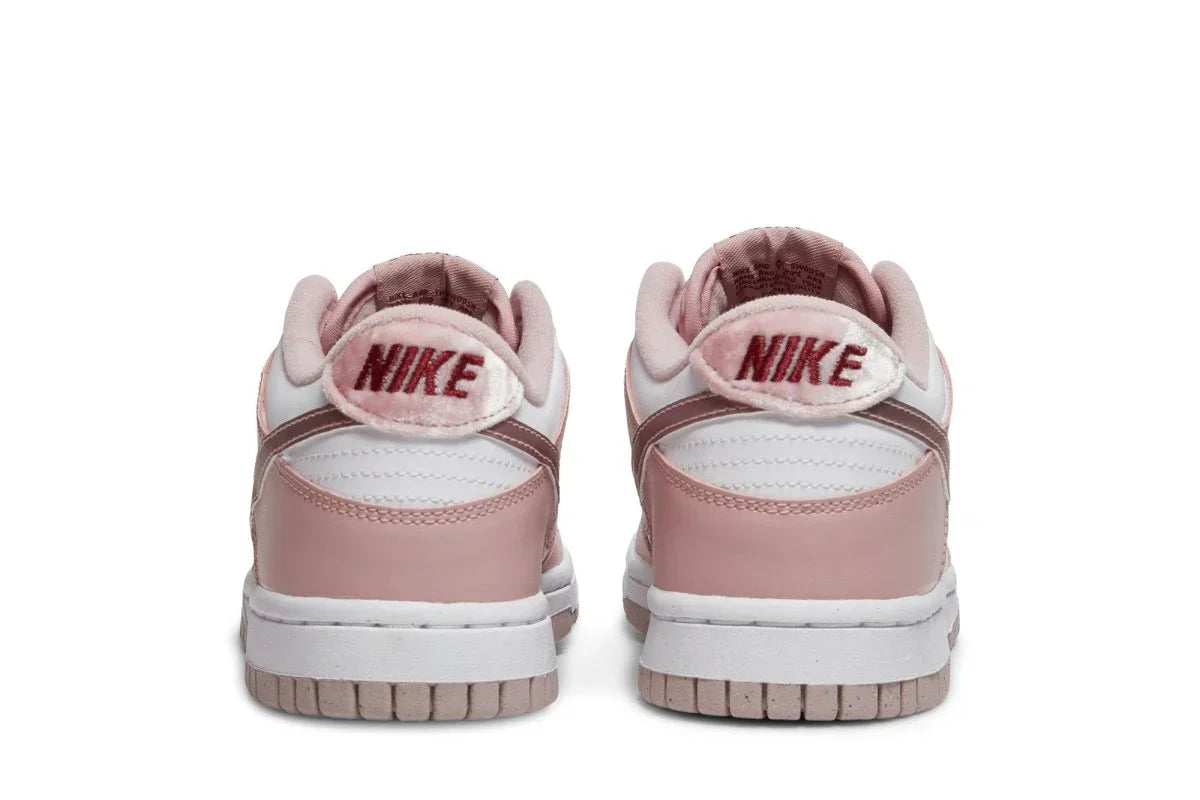 Tênis Nike Dunk Low Pink Velvet Rosa detalhe do material