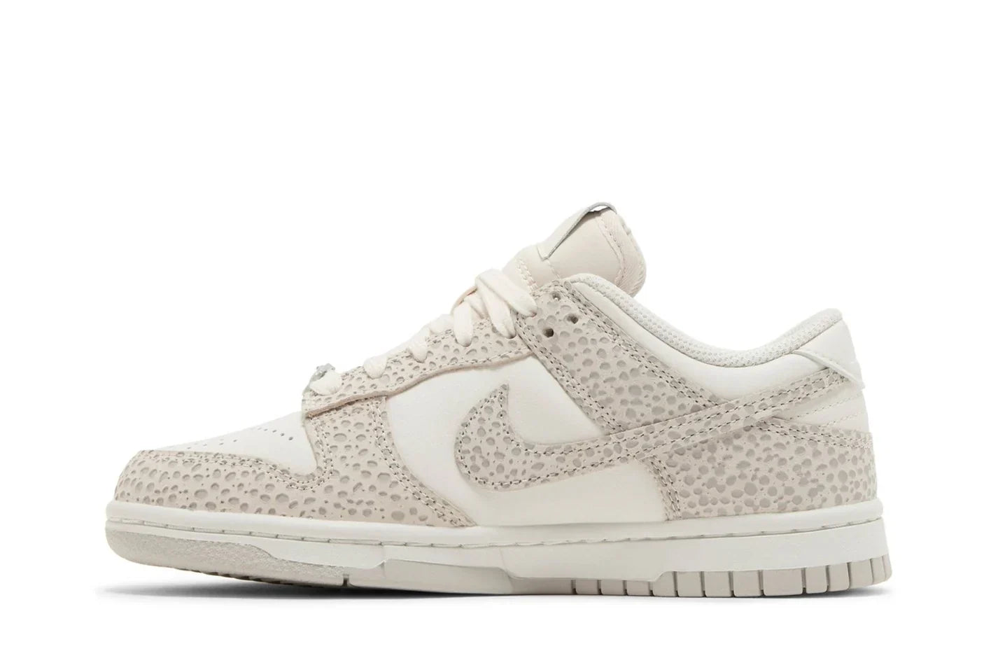 Tênis Nike Dunk Low Safari Phantom Bege vista traseira
