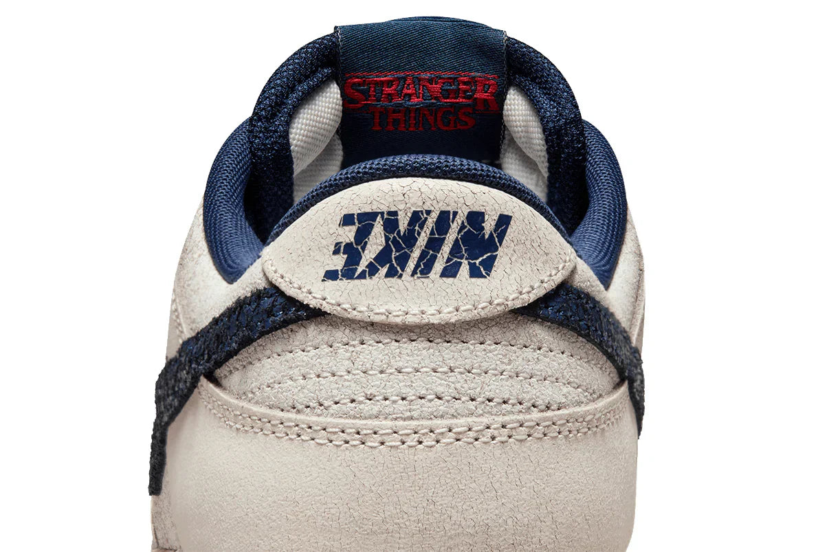 Tênis Nike Dunk Low Stranger Things Phantom Branco detalhe frontal