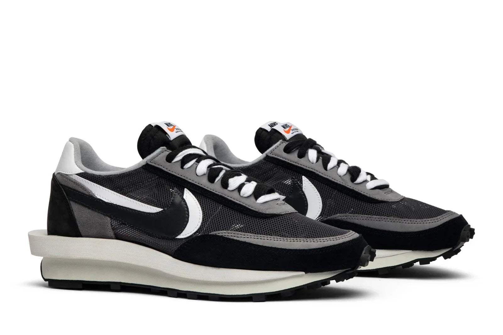 Tênis Nike LD Waffle x Sacai Black Preto detalhe do solado