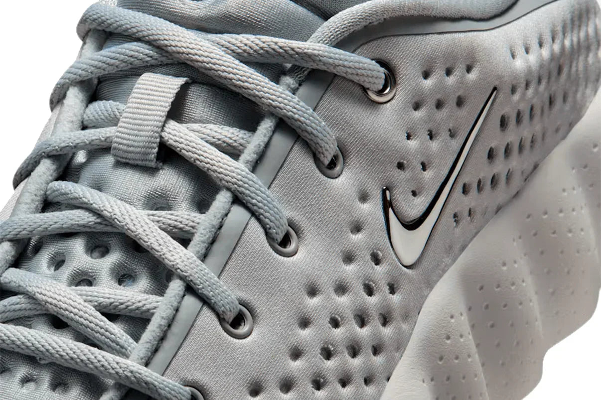Tênis Nike Mind 002 Light Smoke Grey Cinza detalhe lateral