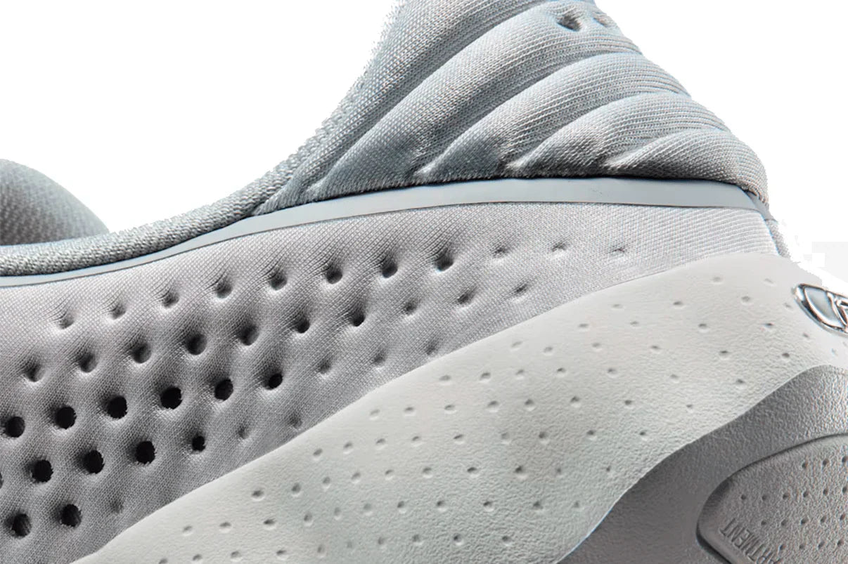 Tênis Nike Mind 002 Light Smoke Grey Cinza detalhe frontal