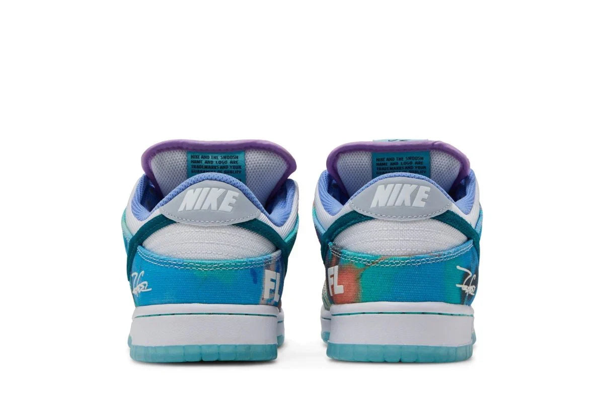 Tênis Nike Sb Dunk Low x Futura Skateboard Bleached Aqua Azul detalhe lateral