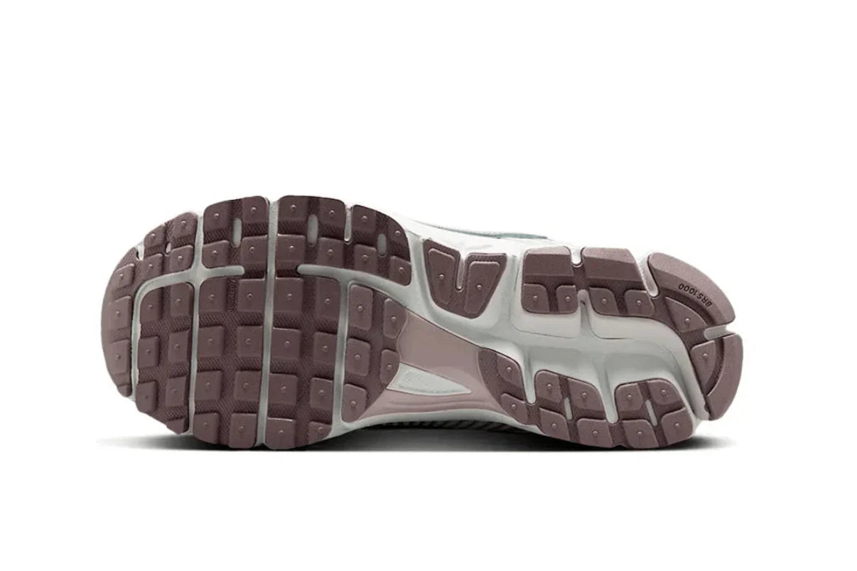 Tênis Nike Zoom Vomero 5 Metallic Silver Platinum Violet Prateado/Violeta detalhe do solado