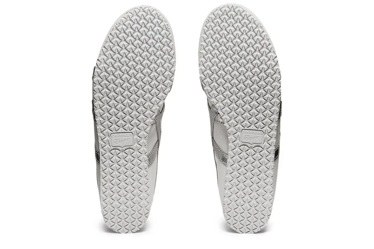 Tênis Onitsuka Tiger Mexico 66 Slip-On White Pure Silver Prateado detalhe lateral