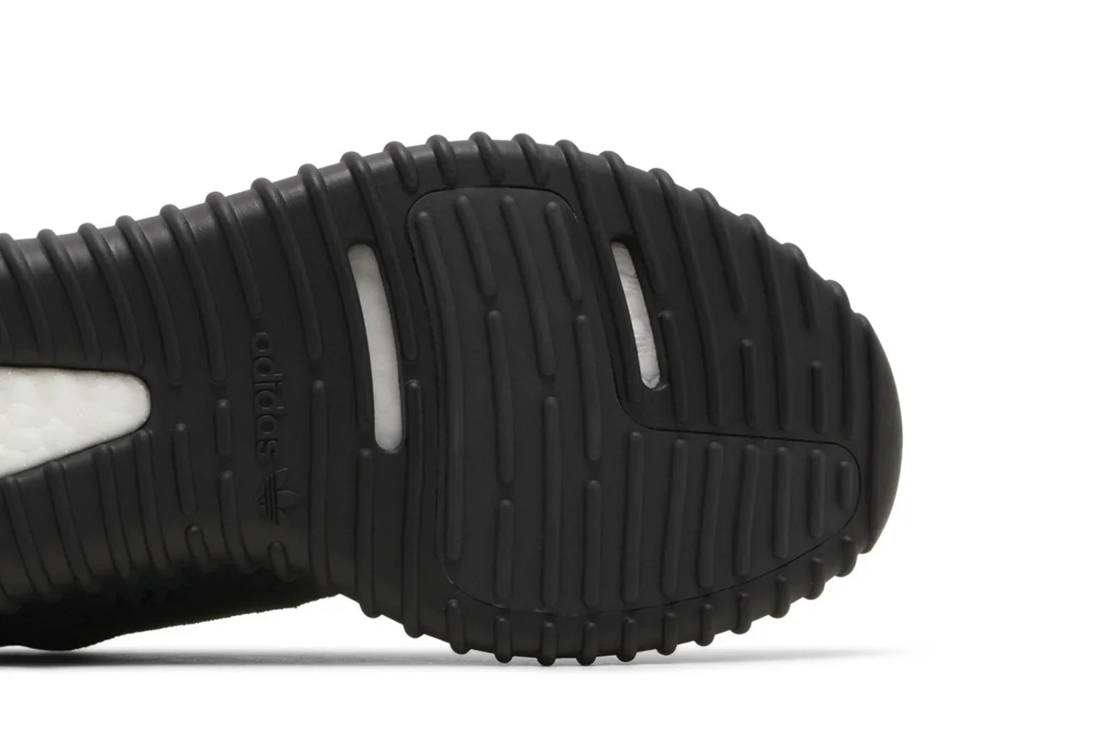 Tênis Adidas Yeezy Boost 350 Pirate Black 2023 detalhe frontal
