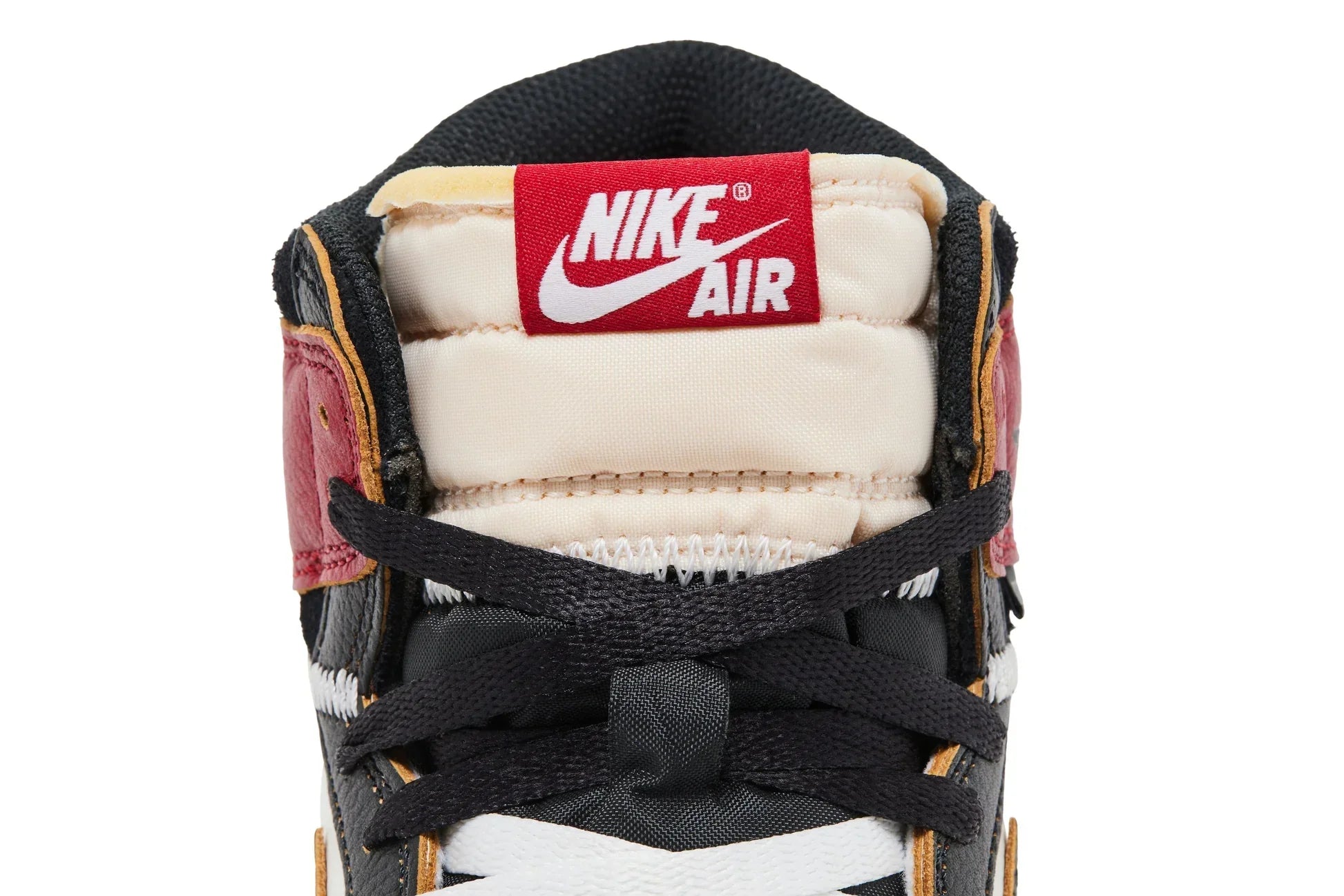 Tênis Air Jordan 1 High Fragment Design x Union LA Varsity Red Branco detalhe do material