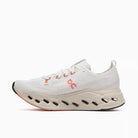 Tênis On Running Cloudsurfer Max 1 Ivory Salmon detalhe lateral