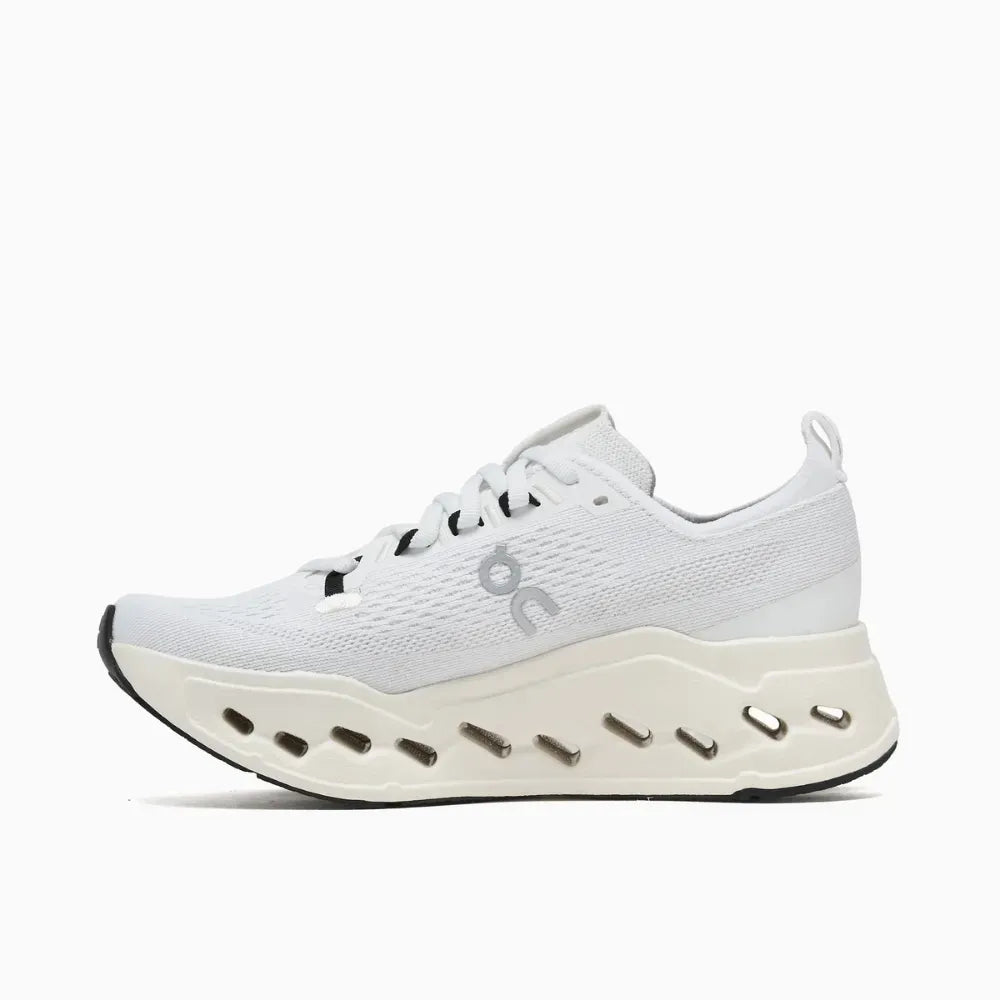 Tênis On Running Cloudsurfer Max Triple White detalhe lateral