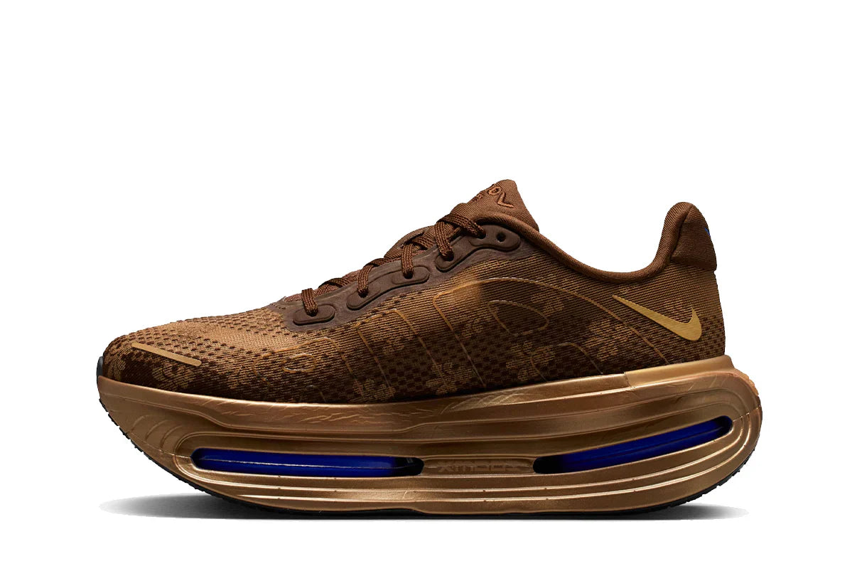 Tênis Nike Vomero Premium Flat Stout Marrom detalhe frontal