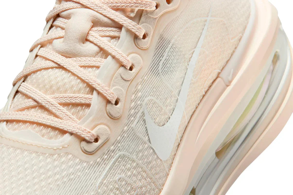 Tênis Nike Vomero Premium Chalk Bege detalhe frontal