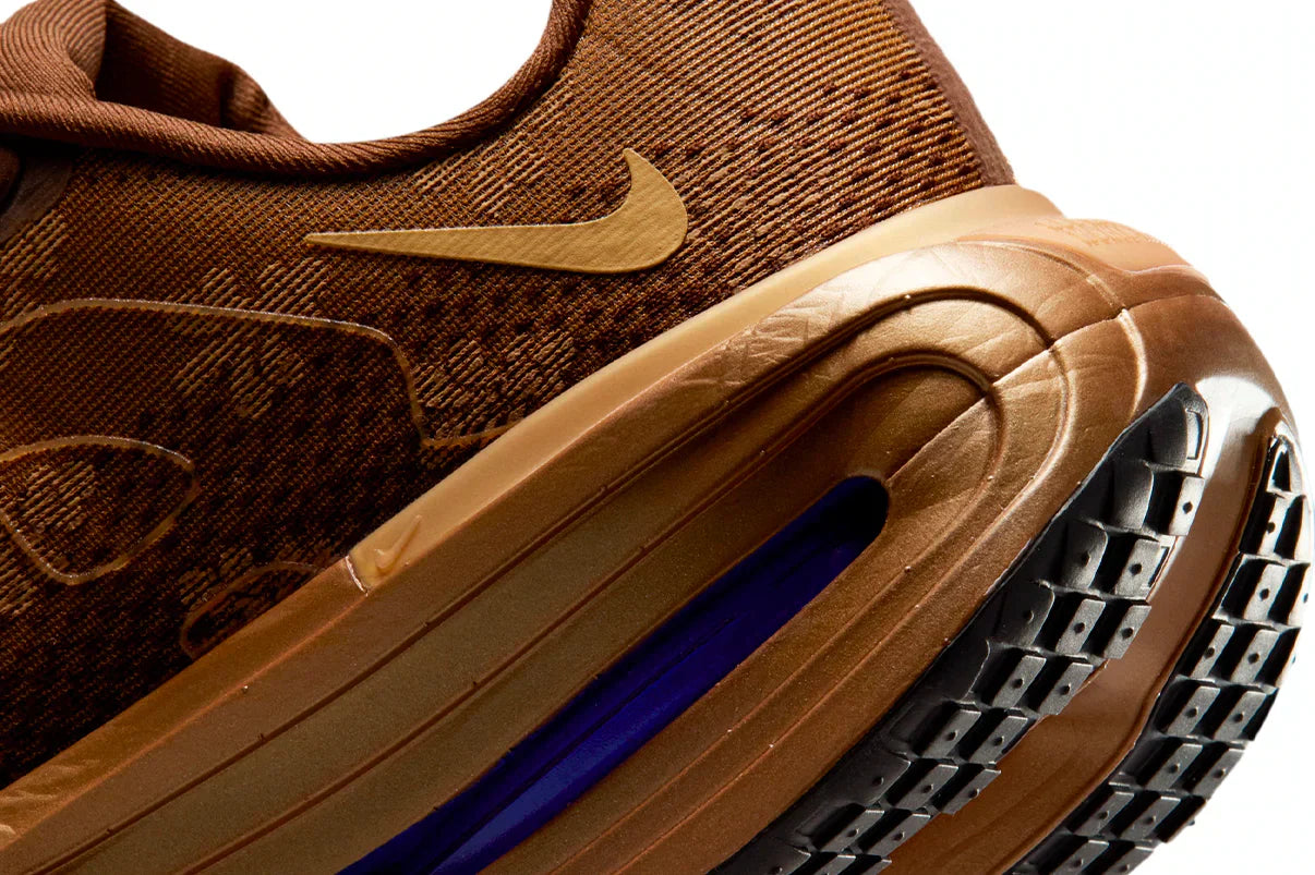 Tênis Nike Vomero Premium Flat Stout Marrom detalhe lateral
