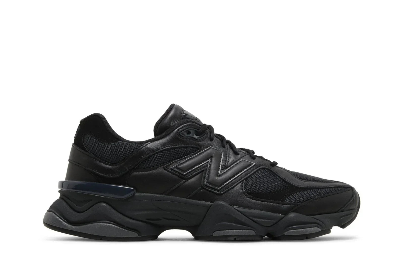 Tênis New Balance 9060 Triple Black Preto vista lateral