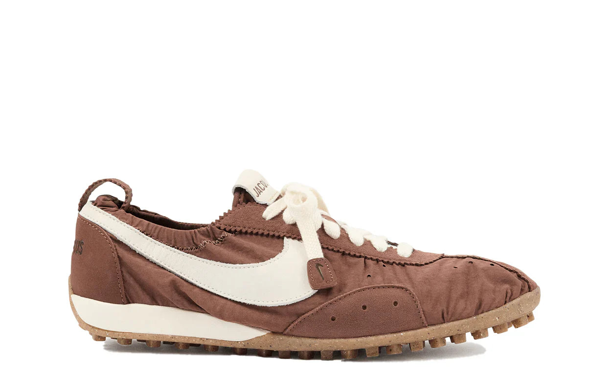 Tênis Nike Moon Shoe SP Jacquemus Medium Brown vista lateral