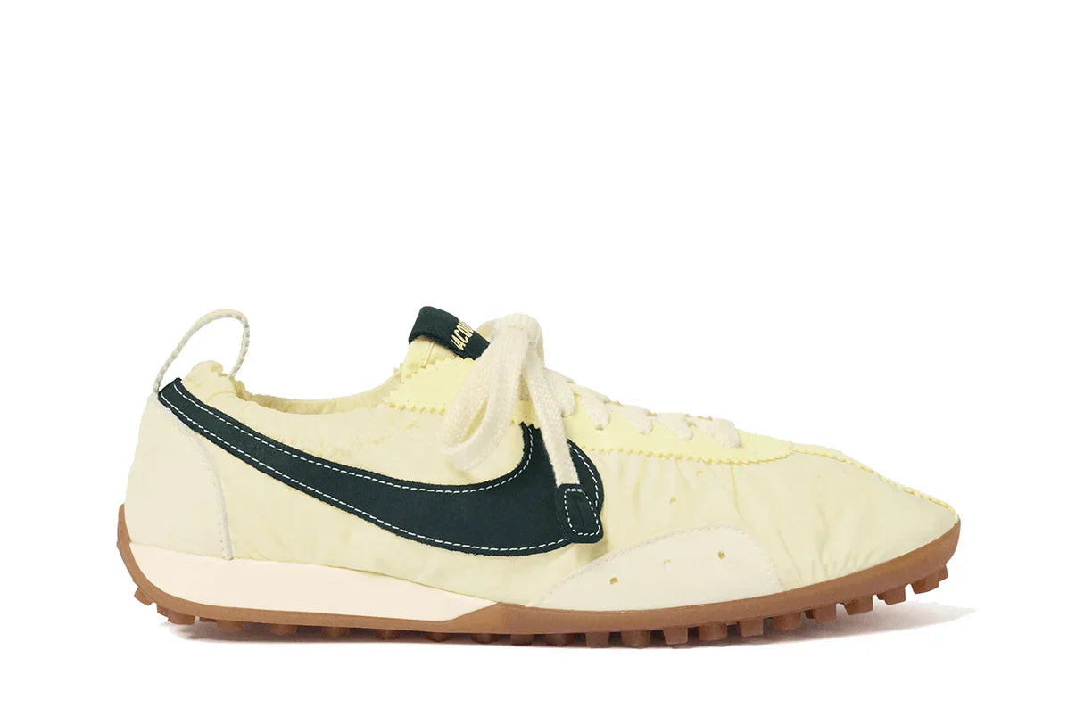 Tênis Nike Moon Shoe SP Jacquemus Alabaster Amarelo vista lateral