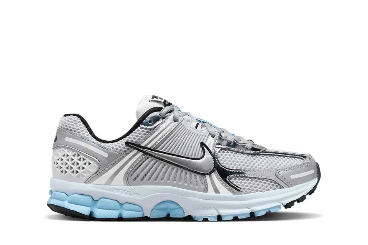 Tênis Nike Zoom Vomero 5 Metallic Silver & Blue Tint Prateado/Azul vista lateral