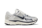 Tênis Nike Zoom Vomero 5 Photon Dust Metallic Silver Cinza vista lateral