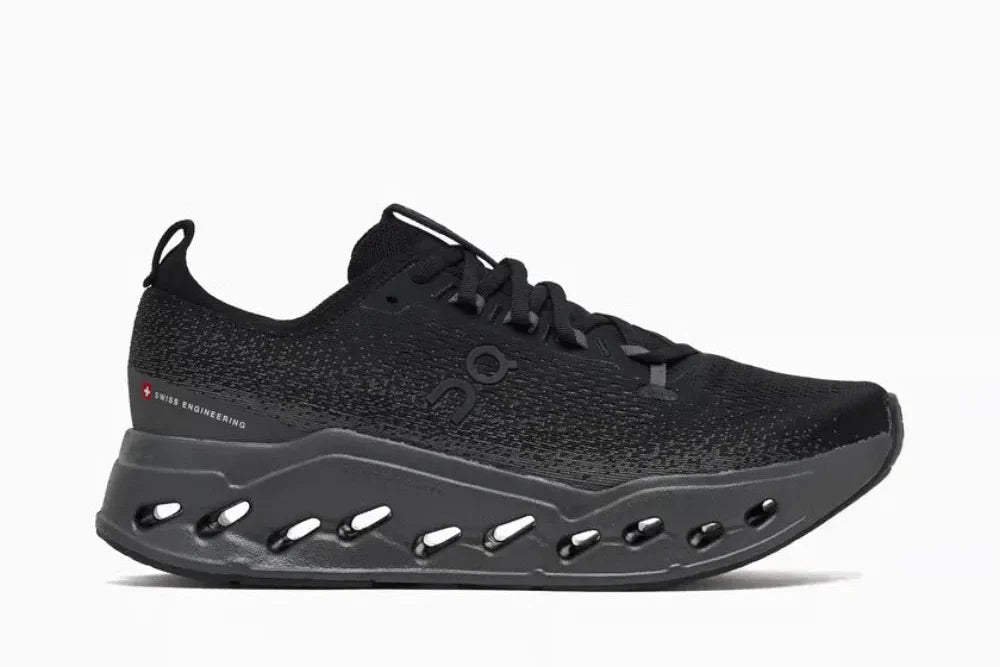 Tênis On Running Cloudsurfer Max 1 Black Gray vista lateral