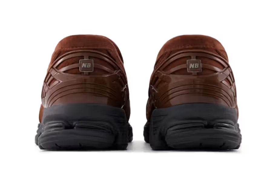 Tênis New Balance 1906L Rich Oak Suede Camurça Slip-on Marrom vista traseira
