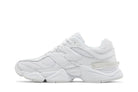 Tênis New Balance 9060 Triple White vista traseira