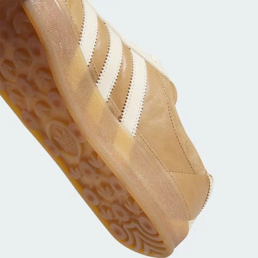 Tênis Adidas Bad Bunny Gazelle Indoor x Messi Cardboard Marrom detalhe do produto