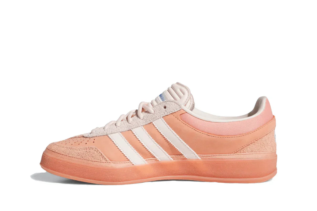 Tênis Adidas Gazelle Indoor Bad Bunny Cabo Rojo Rosa detalhe do acabamento