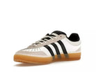 Tênis Adidas Gazelle x Bad Bunny Core White Bege detalhe do material