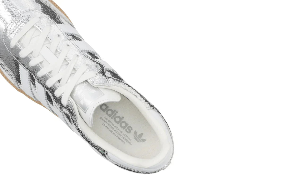 Tênis Adidas Samba OG Silver Metallic Cracked Leather Prateado detalhe do material