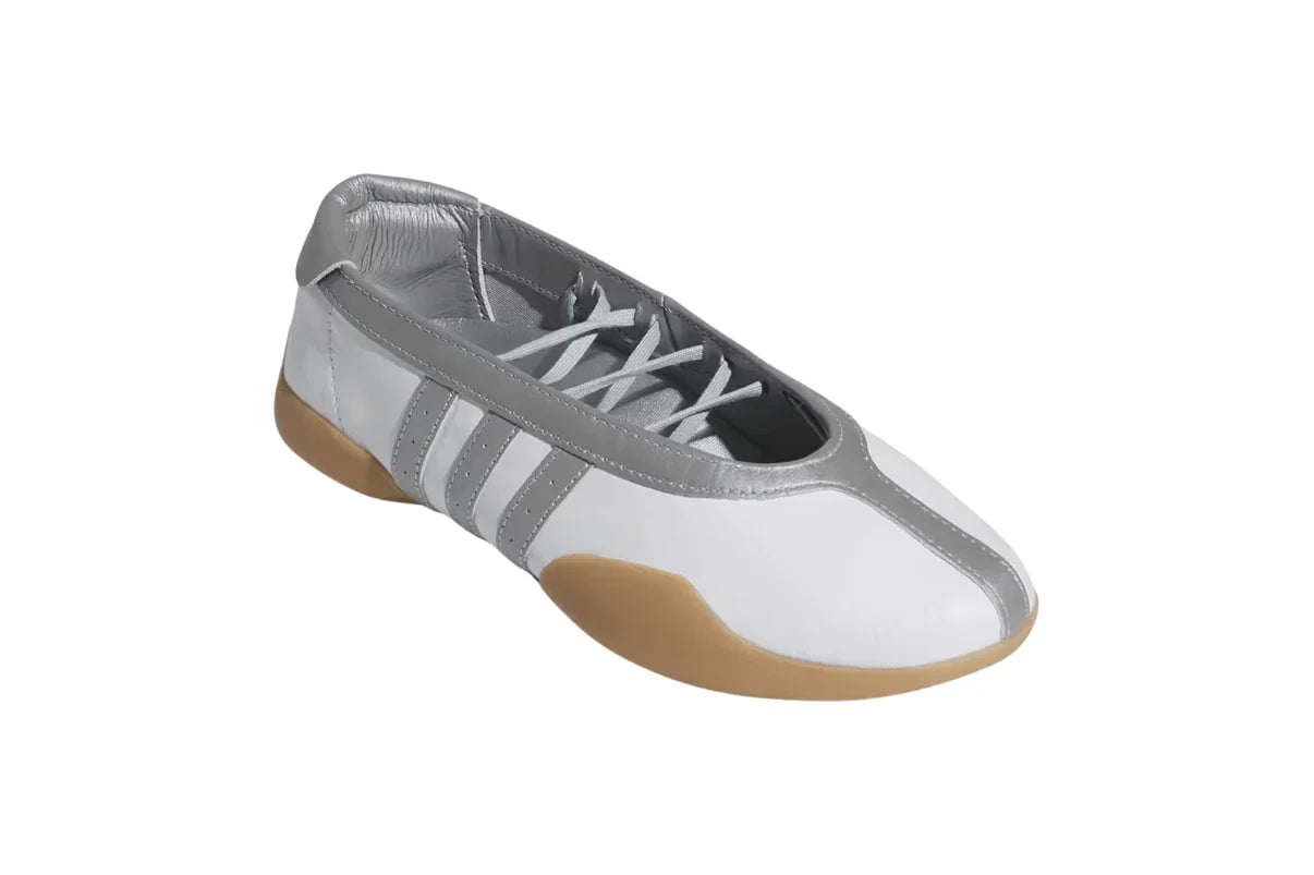 Tênis Adidas Taekwondo Mei Ballet Branco e Prata vista traseira