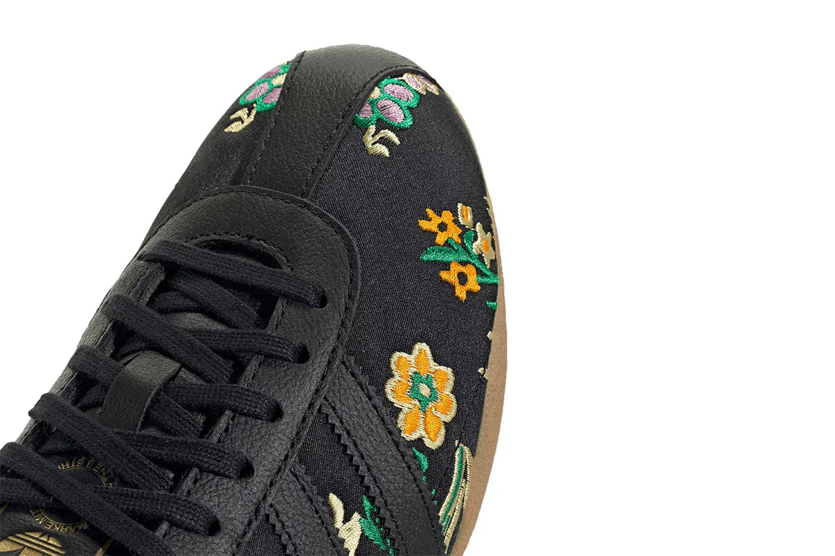 Tênis Adidas Tokyo Black Floral Embroidery Preto detalhe frontal