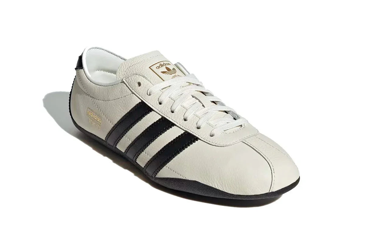 Tênis Adidas Tokyo Off White Core Black Branco detalhe frontal