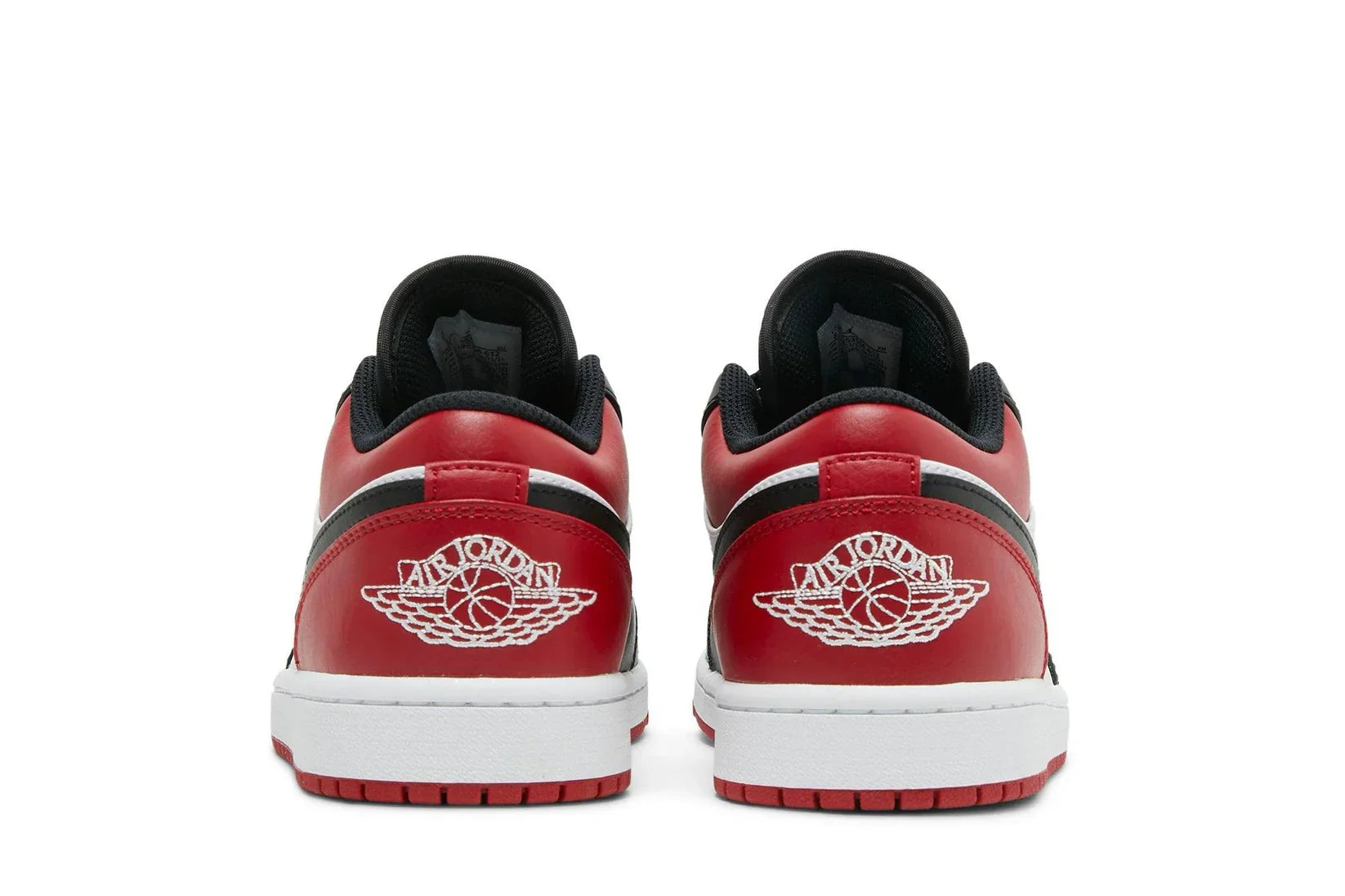 Tênis Air Jordan 1 Low Bred Toe Vermelho detalhe lateral