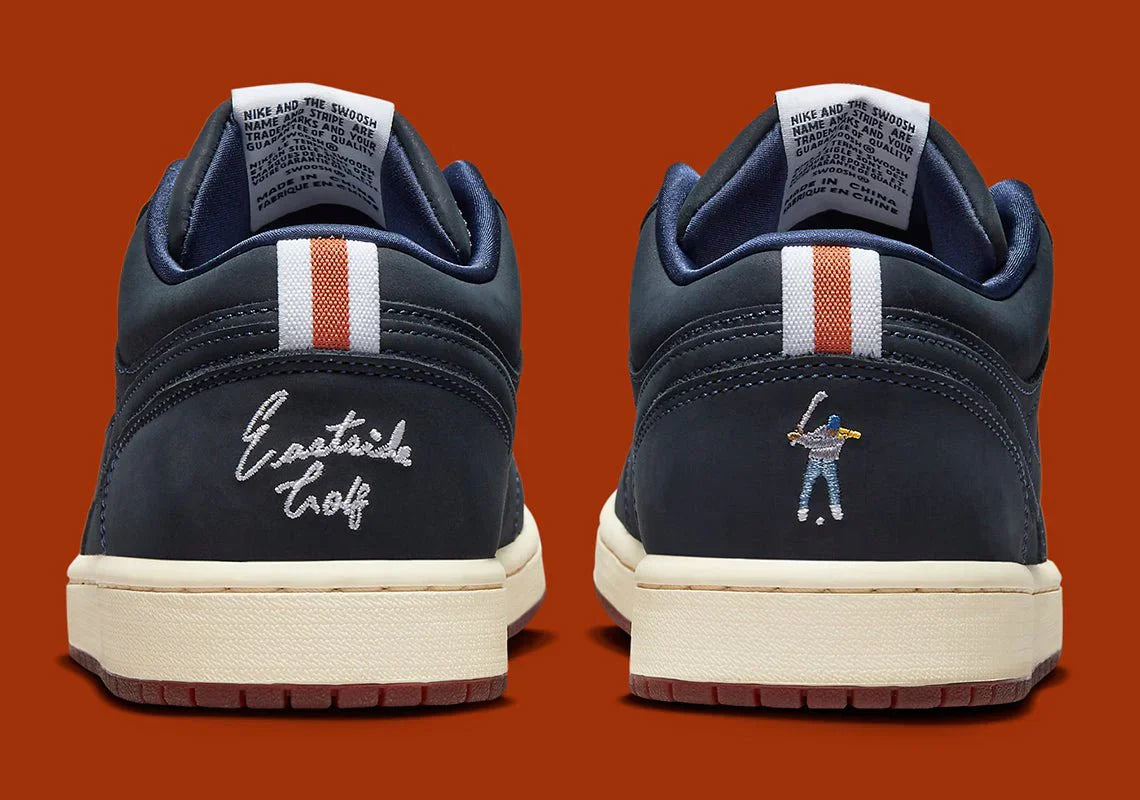 Tênis Air Jordan 1 Low Eastside Golf Azul Marinho detalhe frontal
