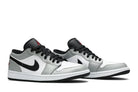 Tênis Air Jordan 1 Low Light Smoke Grey Cinza detalhe do solado