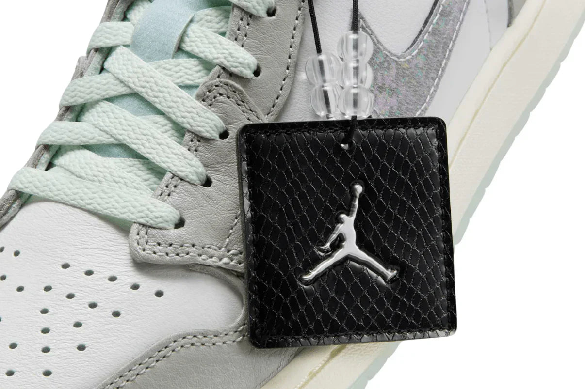 Tênis Air Jordan 1 Low Lunar New Year Photon Dust Cinza vista adicional