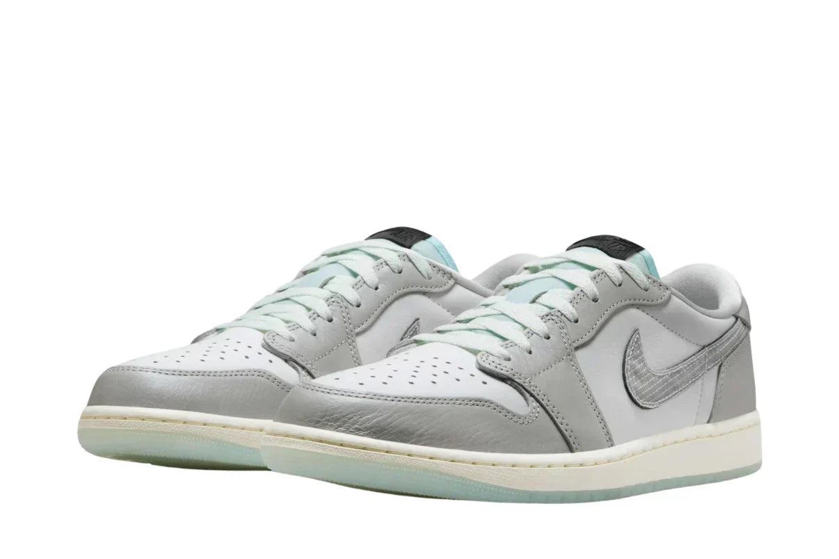 Tênis Air Jordan 1 Low Lunar New Year Photon Dust Cinza detalhe do solado