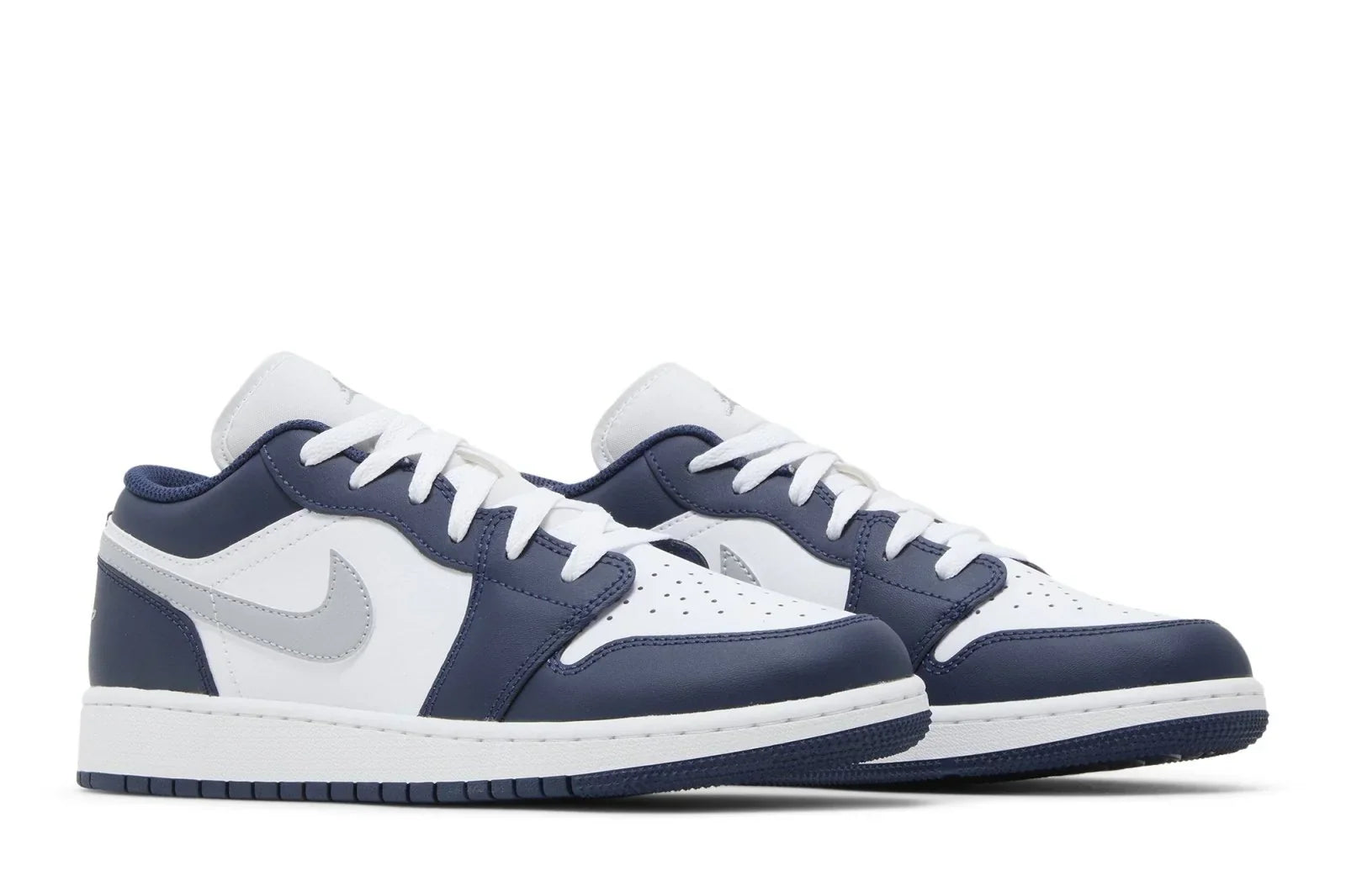 Tênis Air Jordan 1 Low Midnight Navy Wolf Grey Azul Marinho detalhe do solado