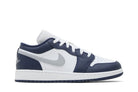 Tênis Air Jordan 1 Low Midnight Navy Wolf Grey Azul Marinho vista lateral