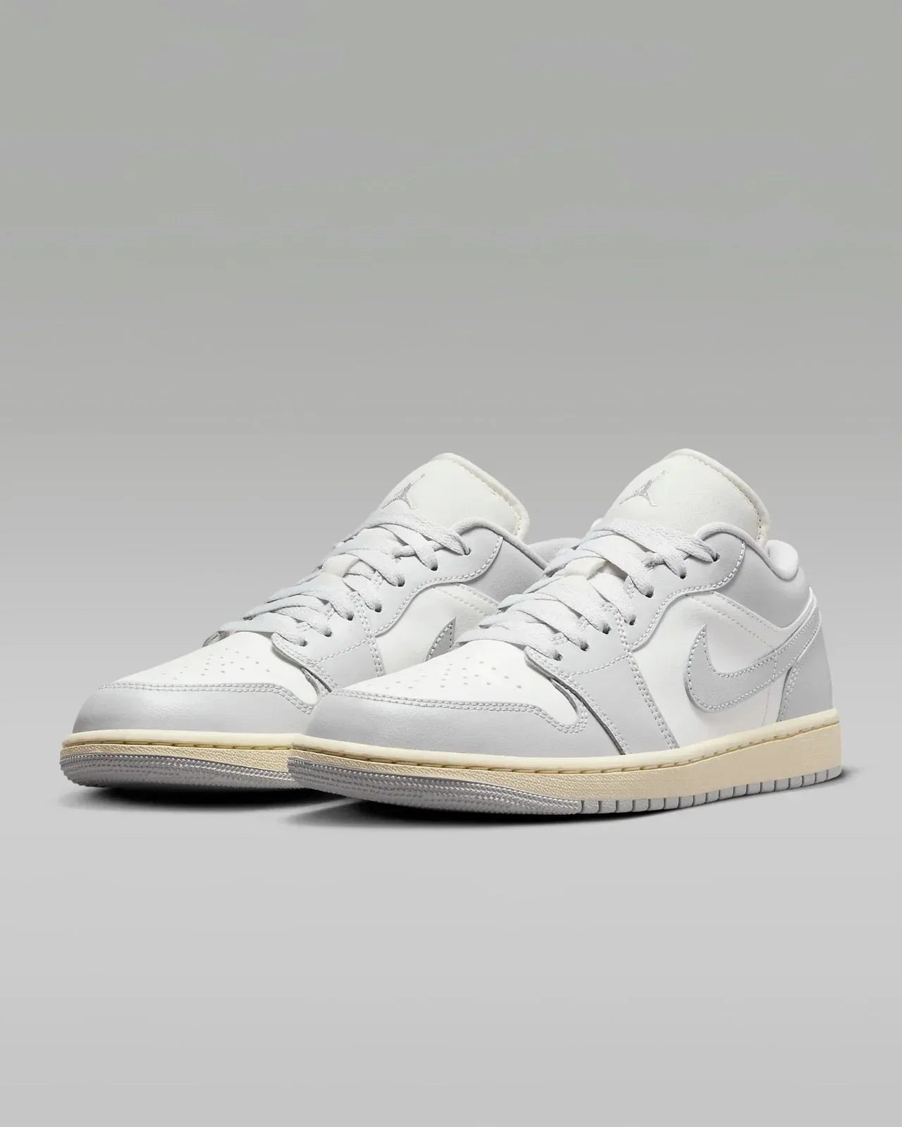 Tênis Air Jordan 1 Low Neutral Grey Coconut Milk Cinza vista traseira