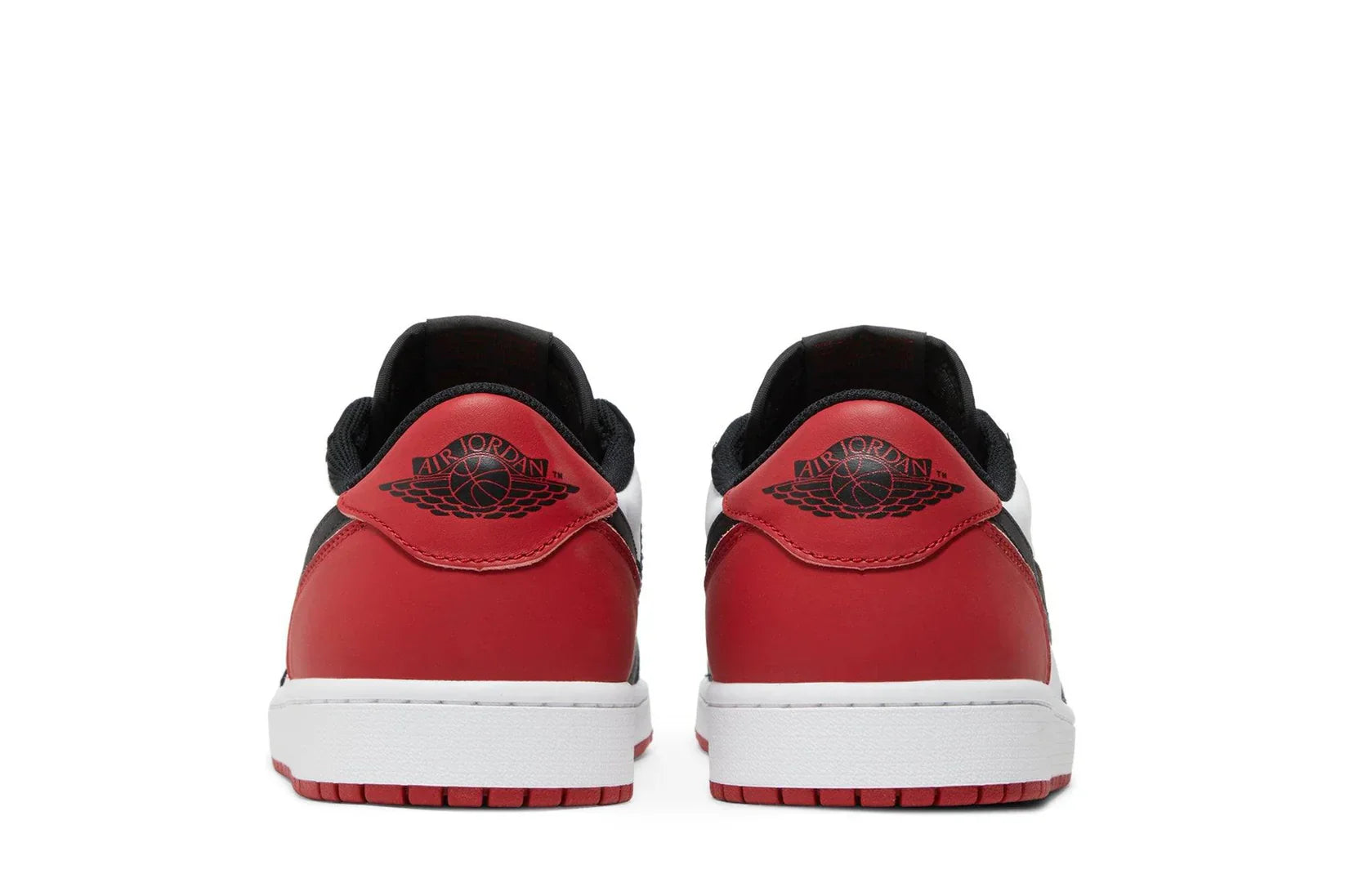 Tênis Air Jordan 1 Low OG Black Toe (2023) Vermelho detalhe do solado
