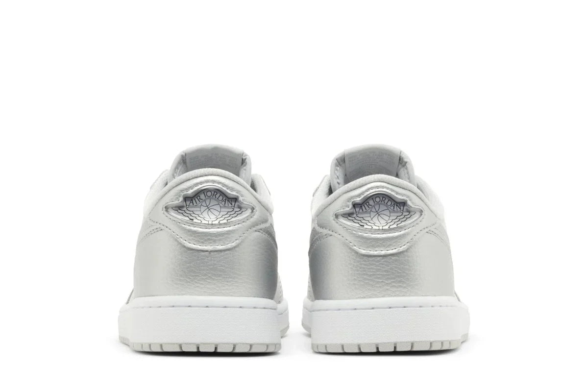 Tênis Air Jordan 1 Low Og Metallic Silver Cinza detalhe lateral