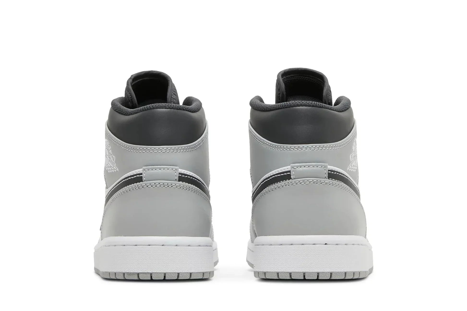Tênis Air Jordan 1 Mid Light Smoke Grey Cinza detalhe do solado