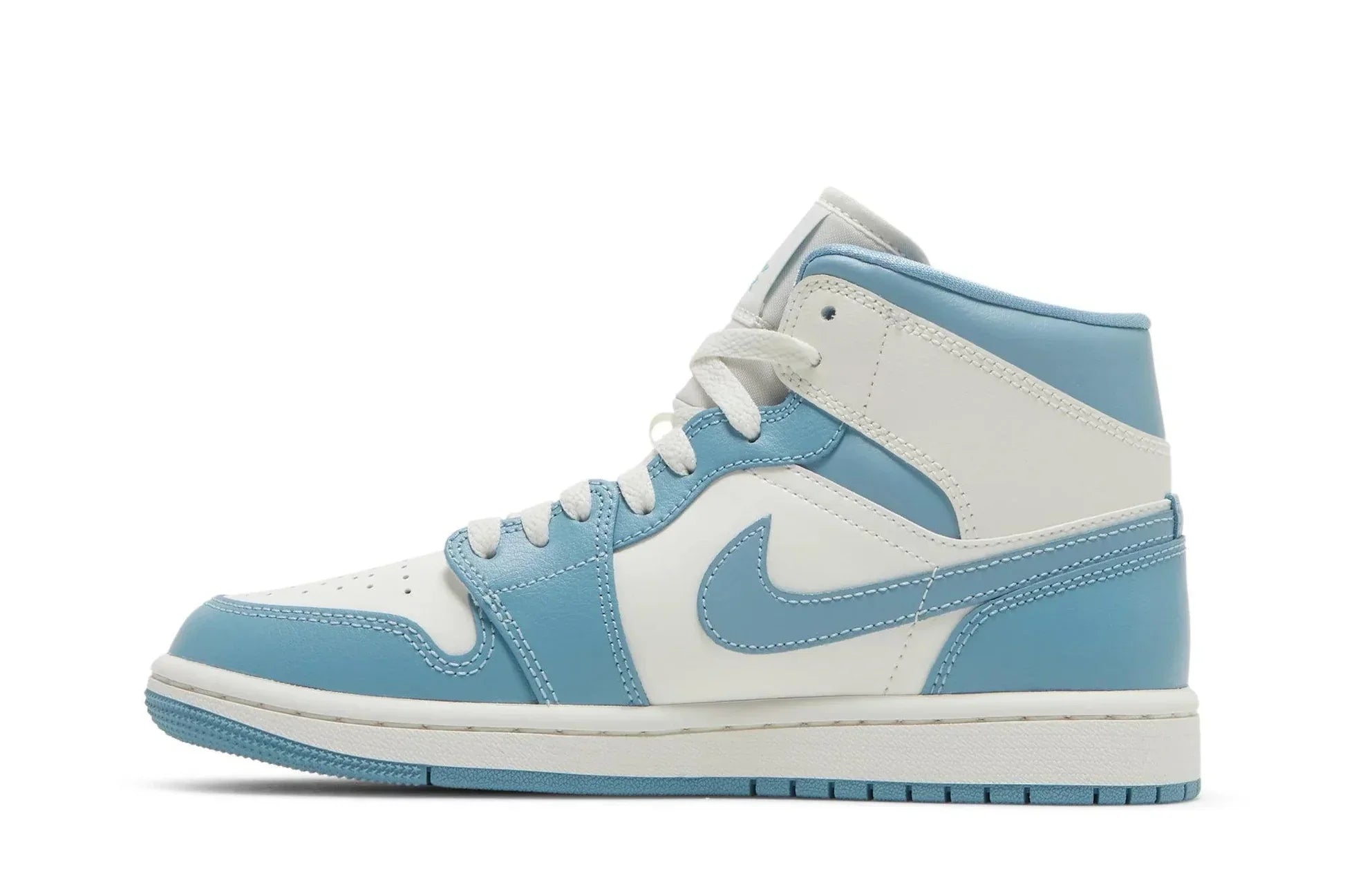 Tênis Air Jordan 1 Mid University Blue (UNC) Azul vista traseira
